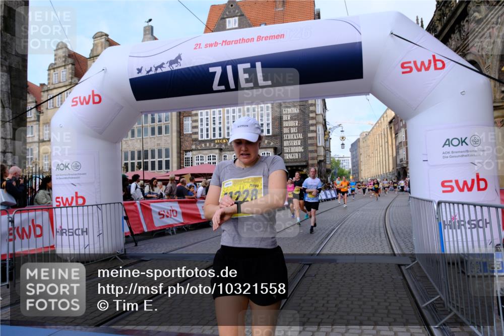 13.09.2026 - 21. swb-Marathon Bremen Tim E. http://msf.ph/oto/10321558 13.09.2026 10:59:03 Ziel 10254, 10485, 10794, 10832, 10948, 11030, 11189, 11228, 11488, 11743, 11955, 12130, 12176, 12237, 12320, 12414, 12505 meine-sportfotos.de