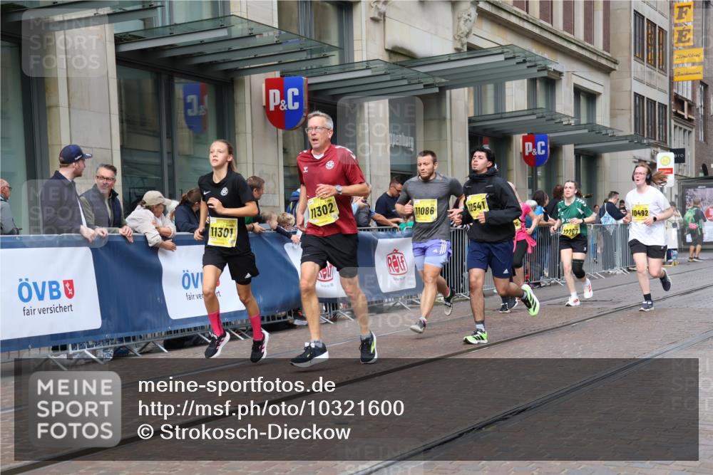 13.09.2026 - 21. swb-Marathon Bremen Strokosch-Dieckow http://msf.ph/oto/10321600 13.09.2026 10:59:10 Ziel 10147, 10377, 10492, 10745, 10922, 11086, 11151, 11207, 11500, 11519, 11594, 11873, 12267, 12295, 12481, 12527, 12537, 12541, 10254, 10383, 10415, 10427, 10477, 10485, 10668, 10787, 10794, 10843, 11034, 11086, 11125, 11267, 11278, 11301, 11302, 11602, 11913, 12015, 12118, 12127, 12130, 12131, 12176, 12200, 12271, 12297, 12414 meine-sportfotos.de