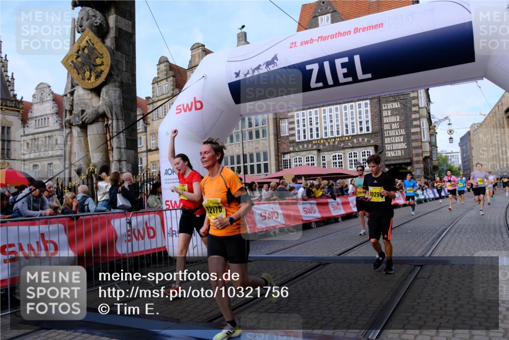 13.09.2026 - 21. swb-Marathon Bremen Tim E. http://msf.ph/oto/10321756 13.09.2026 10:59:09 Ziel 10254, 10383, 10477, 10485, 10787, 10794, 10832, 10843, 10948, 11034, 11228, 11267, 11278, 11488, 11602, 11743, 12127, 12130, 12131, 12176, 12271, 12414 meine-sportfotos.de