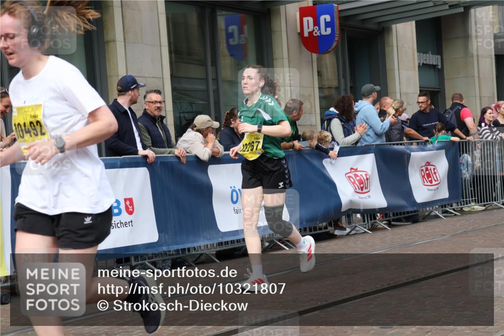 13.09.2026 - 21. swb-Marathon Bremen Strokosch-Dieckow http://msf.ph/oto/10321807 13.09.2026 10:59:13 Ziel 10147, 10377, 10745, 10922, 10928, 10929, 11151, 11207, 11419, 11500, 11501, 11519, 11594, 11873, 12267, 12295, 12481, 12527, 12537, 10383, 10415, 10427, 10477, 10492, 10668, 10787, 10843, 11034, 11086, 11125, 11267, 11278, 11301, 11302, 11500, 11602, 11913, 12015, 12118, 12127, 12130, 12131, 12200, 12271, 12297, 12414, 12541 meine-sportfotos.de