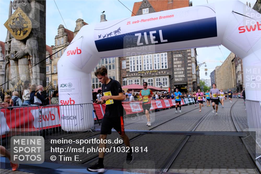 13.09.2026 - 21. swb-Marathon Bremen Tim E. http://msf.ph/oto/10321814 13.09.2026 10:59:09 Ziel 10254, 10383, 10477, 10485, 10787, 10794, 10832, 10843, 10948, 11034, 11228, 11267, 11278, 11488, 11602, 11743, 12127, 12130, 12131, 12176, 12271, 12414 meine-sportfotos.de