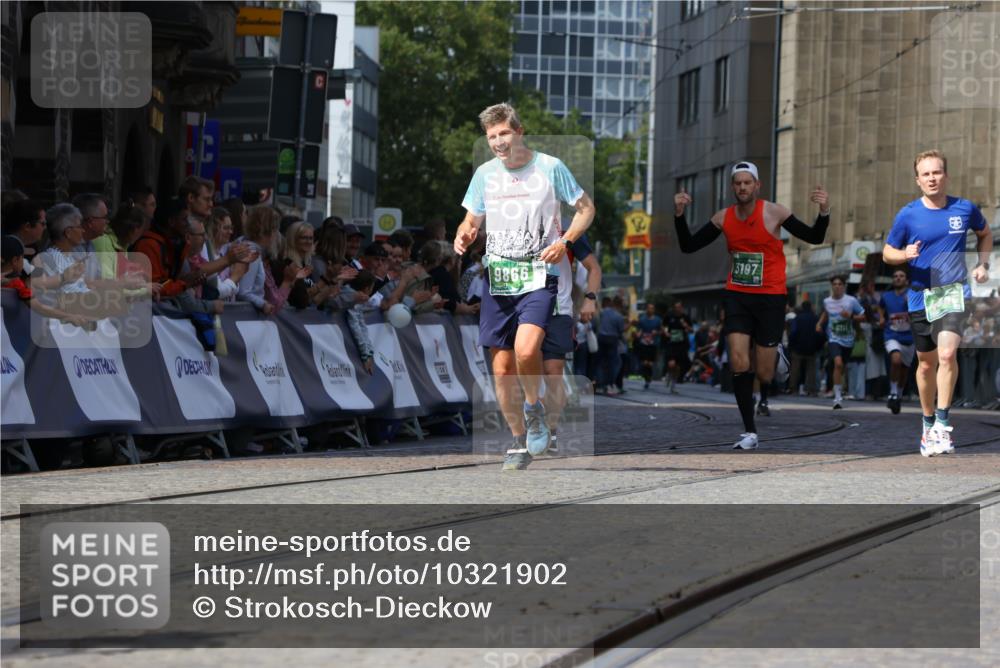 13.09.2026 - 21. swb-Marathon Bremen Strokosch-Dieckow http://msf.ph/oto/10321902 13.09.2026 13:09:15 Ziel 1925, 2287, 3110, 3330, 4384, 5517, 5636, 5696, 6906, 7262, 8120, 8555, 9240, 9411, 9702, 9867, 9906, 9911, 1034, 3197, 4895, 5111, 6652, 8759, 9789, 9866 meine-sportfotos.de