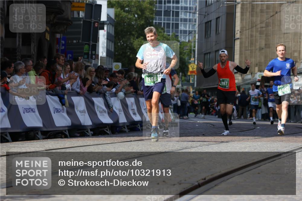 13.09.2026 - 21. swb-Marathon Bremen Strokosch-Dieckow http://msf.ph/oto/10321913 13.09.2026 13:09:15 Ziel 1925, 2287, 3110, 3330, 4384, 5517, 5636, 5696, 6906, 7262, 8120, 8555, 9240, 9411, 9702, 9867, 9906, 9911, 1034, 3197, 4895, 5111, 6652, 8759, 9789, 9866 meine-sportfotos.de