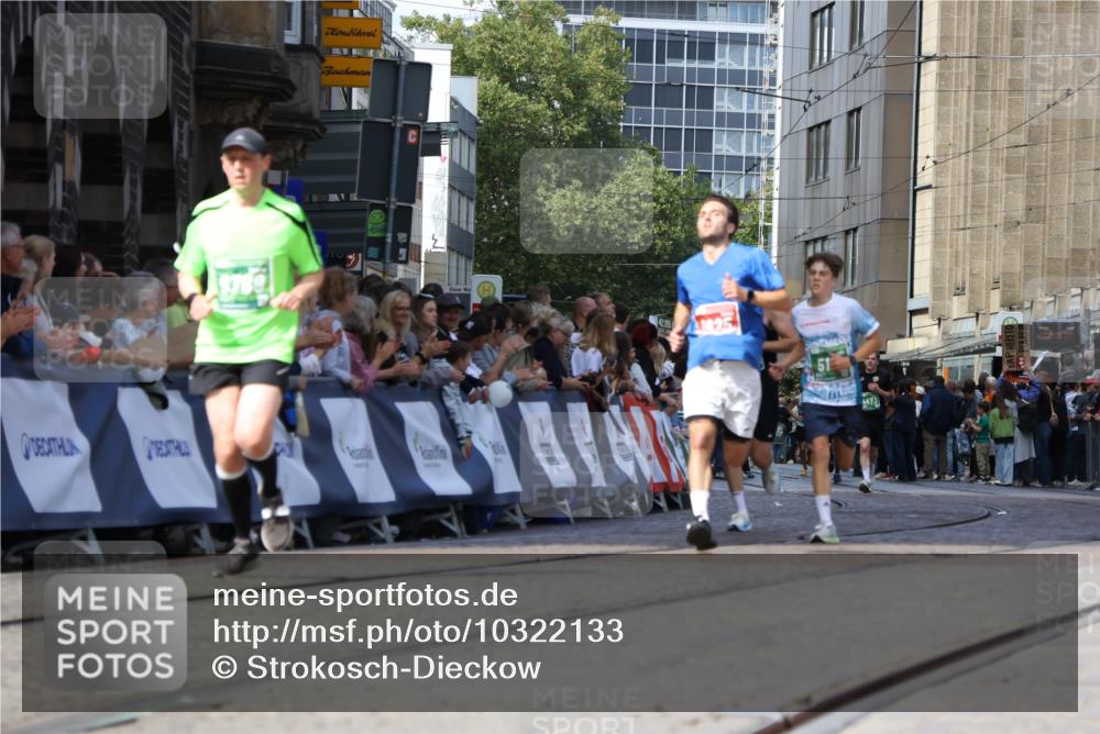 13.09.2026 - 21. swb-Marathon Bremen Strokosch-Dieckow http://msf.ph/oto/10322133 13.09.2026 13:09:21 Ziel 1925, 2287, 2291, 2909, 3330, 4384, 4898, 5383, 5517, 5636, 5696, 6906, 7262, 8120, 8830, 9867, 9906, 9911, 10044, 1034, 4473, 5111, 6652, 9789 meine-sportfotos.de
