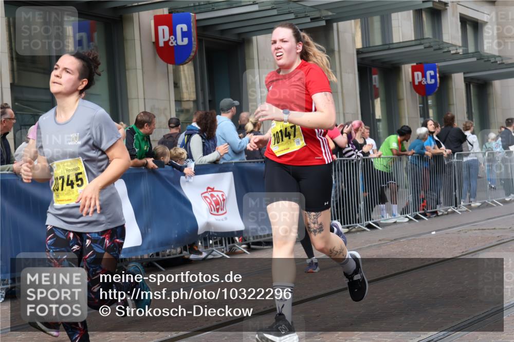 13.09.2026 - 21. swb-Marathon Bremen Strokosch-Dieckow http://msf.ph/oto/10322296 13.09.2026 10:59:27 Ziel 10147, 10175, 10236, 10355, 10669, 10691, 10928, 10929, 11054, 11056, 11089, 11194, 11419, 11427, 11501, 11594, 11637, 11803, 11904, 12138, 12238, 12239, 12242, 12243, 12388, 12480, 12481, 12527, 10377, 10415, 10492, 10668, 10745, 10922, 11086, 11125, 11151, 11207, 11301, 11302, 11500, 11519, 11873, 11913, 12118, 12200, 12267, 12295, 12481, 12537, 12541 meine-sportfotos.de