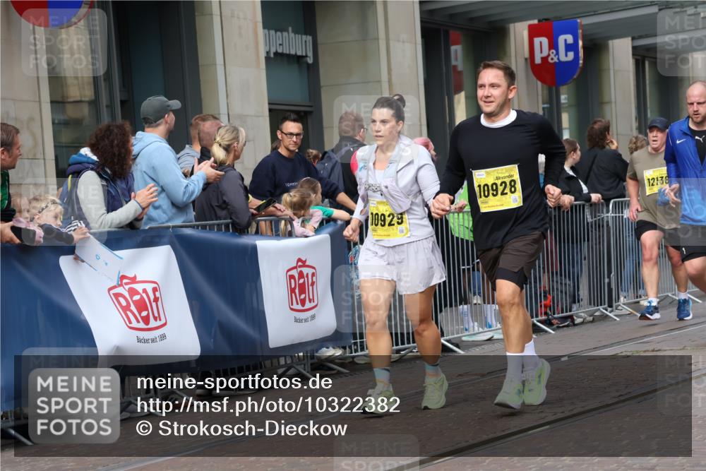 13.09.2026 - 21. swb-Marathon Bremen Strokosch-Dieckow http://msf.ph/oto/10322382 13.09.2026 10:59:33 Ziel 10175, 10236, 10355, 10669, 10691, 10867, 10928, 10929, 11054, 11056, 11071, 11089, 11158, 11159, 11160, 11194, 11250, 11259, 11419, 11427, 11445, 11453, 11501, 11528, 11637, 11803, 11879, 11904, 12138, 12238, 12239, 12242, 12243, 12388, 12480, 12527, 10147, 10377, 10492, 10745, 10922, 11086, 11125, 11151, 11207, 11301, 11302, 11500, 11519, 11594, 11873, 12118, 12267, 12295, 12481, 12537, 12541 meine-sportfotos.de