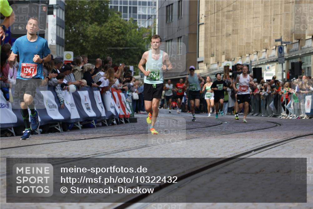 13.09.2026 - 21. swb-Marathon Bremen Strokosch-Dieckow http://msf.ph/oto/10322432 13.09.2026 13:09:38 Ziel 1034, 1241, 2291, 2909, 3197, 4895, 4898, 5111, 5383, 8759, 8830, 9789, 9866, 9904, 10044, 195, 567, 1723, 1975, 2750, 4782, 8835, 9241, 9277, 9804 meine-sportfotos.de