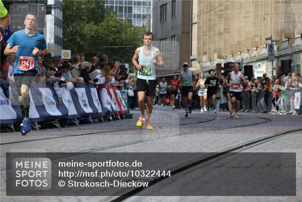 13.09.2026 - 21. swb-Marathon Bremen Strokosch-Dieckow http://msf.ph/oto/10322444 13.09.2026 13:09:38 Ziel 1034, 1241, 2291, 2909, 3197, 4895, 4898, 5111, 5383, 8759, 8830, 9789, 9866, 9904, 10044, 195, 567, 1723, 1975, 2750, 4782, 8835, 9241, 9277, 9804 meine-sportfotos.de
