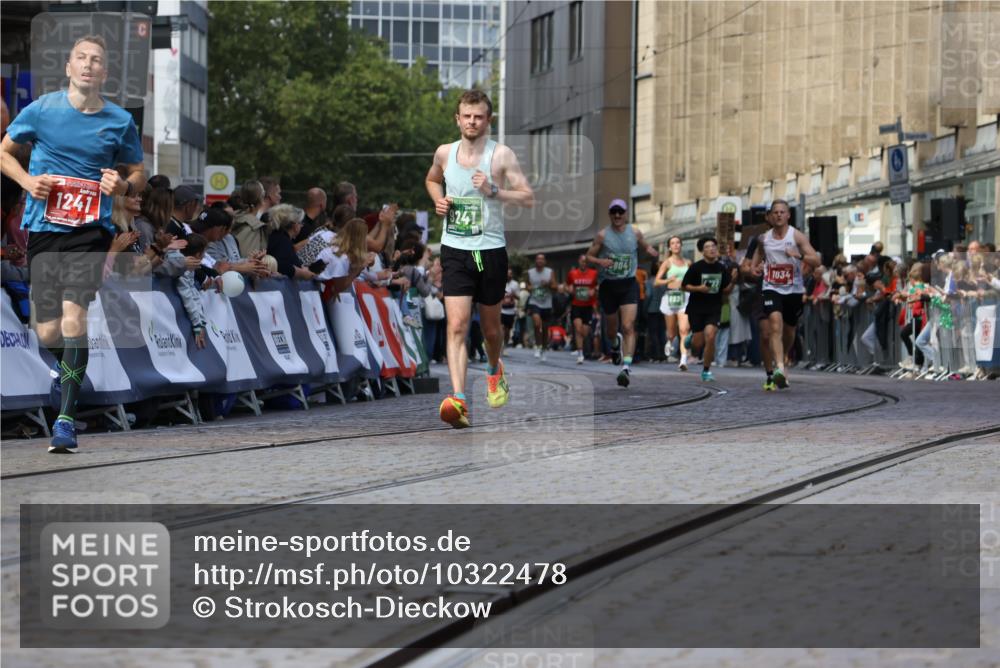 13.09.2026 - 21. swb-Marathon Bremen Strokosch-Dieckow http://msf.ph/oto/10322478 13.09.2026 13:09:38 Ziel 1034, 1241, 2291, 2909, 3197, 4895, 4898, 5111, 5383, 8759, 8830, 9789, 9866, 9904, 10044, 195, 567, 1723, 1975, 2750, 4782, 8835, 9241, 9277, 9804 meine-sportfotos.de