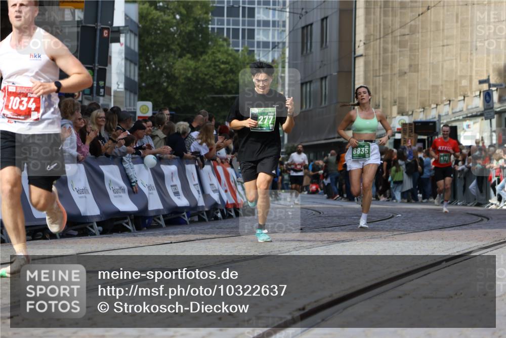 13.09.2026 - 21. swb-Marathon Bremen Strokosch-Dieckow http://msf.ph/oto/10322637 13.09.2026 13:09:47 Ziel 1034, 3197, 4473, 4895, 5111, 6652, 8759, 9789, 9866, 538, 567, 1723, 1975, 2020, 4781, 5627, 8835, 9277, 9804, 9817 meine-sportfotos.de
