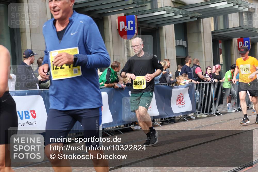 13.09.2026 - 21. swb-Marathon Bremen Strokosch-Dieckow http://msf.ph/oto/10322824 13.09.2026 10:59:42 Ziel 10175, 10236, 10691, 10758, 10867, 11054, 11056, 11071, 11089, 11158, 11159, 11160, 11250, 11259, 11427, 11445, 11453, 11524, 11525, 11528, 11587, 11588, 11589, 11637, 11803, 11879, 11904, 11907, 12123, 12238, 12239, 12242, 12243, 12274, 12352, 12388, 12480, 10147, 10355, 10377, 10669, 10745, 10922, 10928, 10929, 11151, 11194, 11207, 11419, 11501, 11519, 11594, 11873, 12138, 12267, 12295, 12481 meine-sportfotos.de