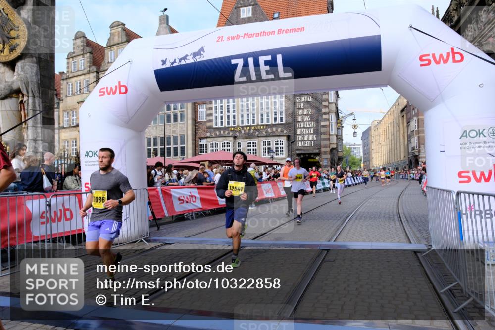 13.09.2026 - 21. swb-Marathon Bremen Tim E. http://msf.ph/oto/10322858 13.09.2026 10:59:32 Ziel 10415, 10492, 10668, 11086, 11125, 11301, 11302, 11500, 11913, 12118, 12200, 12267, 12297, 12537, 12541 meine-sportfotos.de
