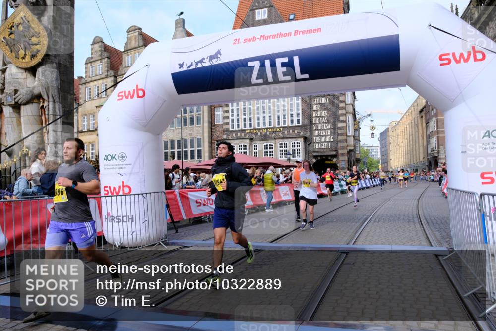 13.09.2026 - 21. swb-Marathon Bremen Tim E. http://msf.ph/oto/10322889 13.09.2026 10:59:32 Ziel 10415, 10492, 10668, 11086, 11125, 11301, 11302, 11500, 11913, 12118, 12200, 12267, 12297, 12537, 12541 meine-sportfotos.de