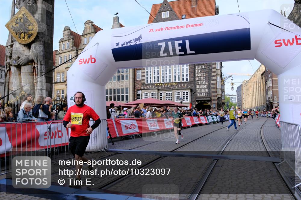 13.09.2026 - 21. swb-Marathon Bremen Tim E. http://msf.ph/oto/10323097 13.09.2026 10:59:36 Ziel 10377, 10492, 10668, 10922, 11086, 11125, 11301, 11302, 11500, 11873, 12118, 12200, 12267, 12537, 12541 meine-sportfotos.de