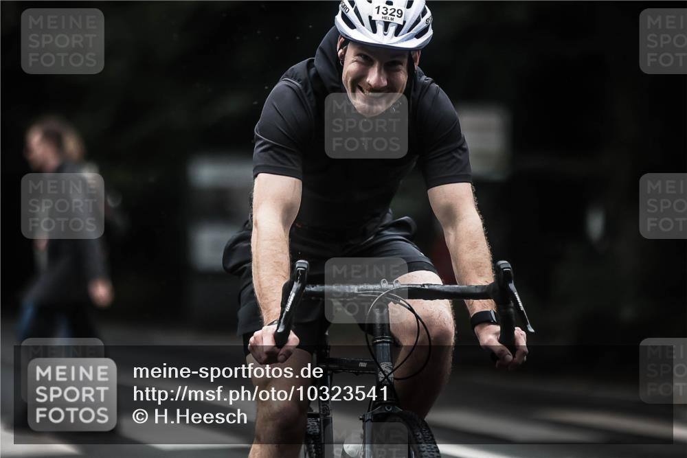 13.09.2026 - Stadtparktriathlon H.Heesch http://msf.ph/oto/10323541 13.09.2026 13:10:05 Radfahren 1329, 1349, 1426 meine-sportfotos.de