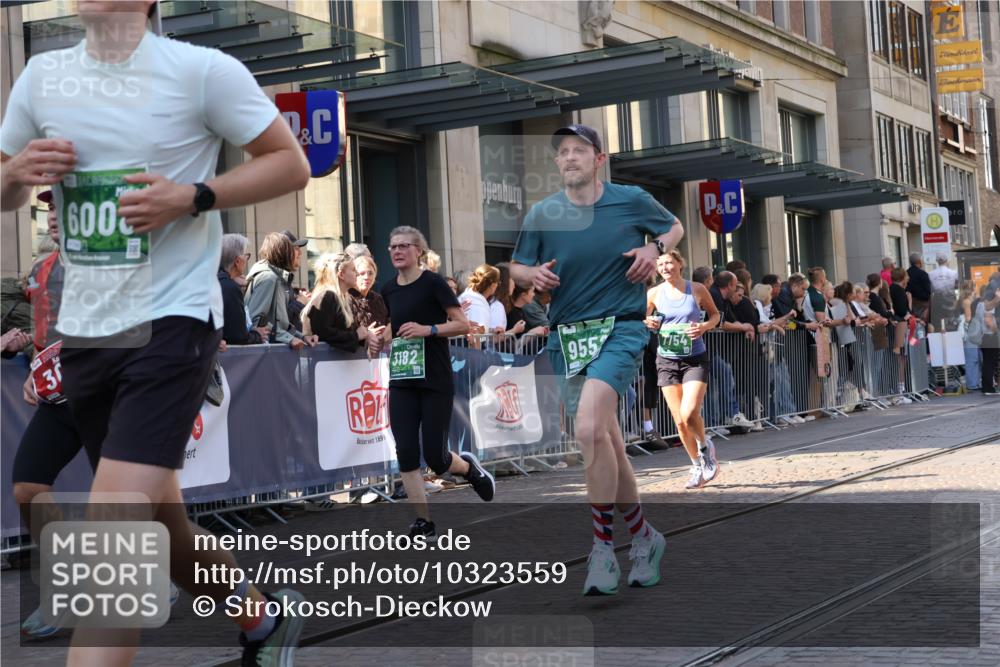 13.09.2026 - 21. swb-Marathon Bremen Strokosch-Dieckow http://msf.ph/oto/10323559 13.09.2026 13:19:03 Ziel 189, 666, 1599, 2390, 2423, 2535, 3182, 3508, 4319, 4455, 4819, 5172, 5371, 6008, 6137, 6633, 7268, 7754, 7945, 8153, 9552, 9638, 9805, 307, 2007, 4120, 4857, 4916, 5277, 6310, 6787, 7104, 7154, 7163, 7602, 7647, 7686, 7791, 9512, 13184 meine-sportfotos.de