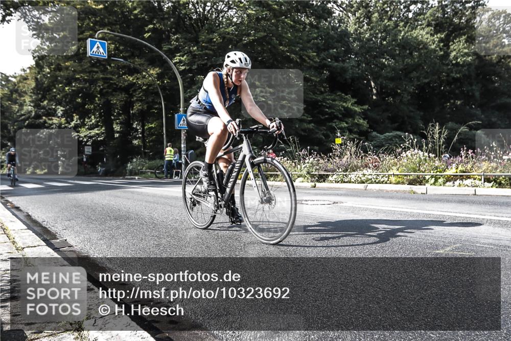 13.09.2026 - Stadtparktriathlon H.Heesch http://msf.ph/oto/10323692 13.09.2026 11:27:24 Radfahren 718, 822 meine-sportfotos.de