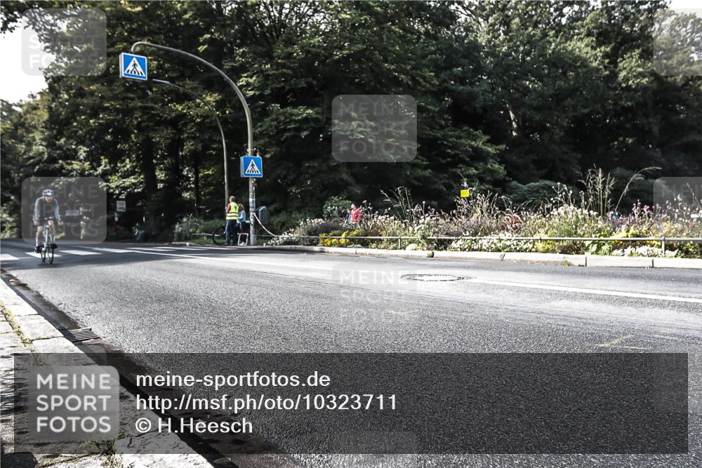 13.09.2026 - Stadtparktriathlon H.Heesch http://msf.ph/oto/10323711 13.09.2026 11:27:25 Radfahren 664, 718, 822 meine-sportfotos.de