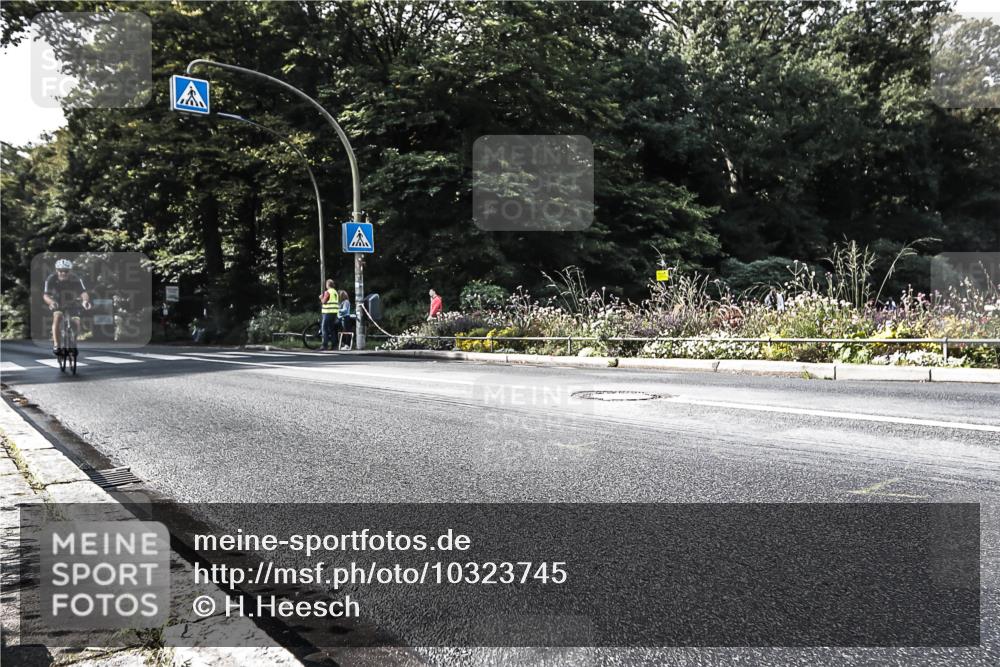 13.09.2026 - Stadtparktriathlon H.Heesch http://msf.ph/oto/10323745 13.09.2026 11:27:27 Radfahren 664, 718, 822 meine-sportfotos.de