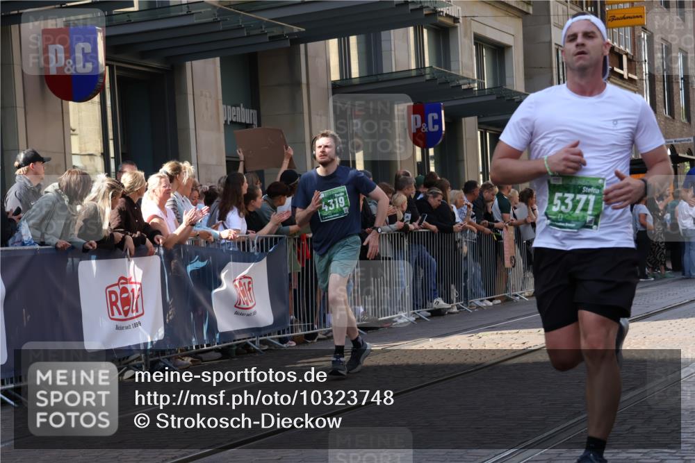 13.09.2026 - 21. swb-Marathon Bremen Strokosch-Dieckow http://msf.ph/oto/10323748 13.09.2026 13:19:07 Ziel 189, 666, 926, 1232, 1535, 1599, 2423, 2535, 3182, 3508, 4319, 4455, 4977, 4978, 5172, 5371, 6008, 6633, 7140, 7268, 7754, 7945, 8153, 9552, 9638, 9805, 13163, 307, 2007, 2390, 4819, 4857, 4916, 5172, 5277, 6137, 6310, 7104, 7154, 7602, 7647, 7686, 7791, 9512, 13184 meine-sportfotos.de