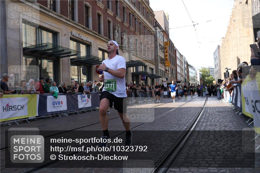 13.09.2026 - 21. swb-Marathon Bremen Strokosch-Dieckow http://msf.ph/oto/10323792 13.09.2026 13:19:08 Ziel 189, 666, 926, 1232, 1535, 1599, 2423, 2535, 3182, 3508, 4319, 4455, 4977, 4978, 5371, 6008, 6633, 7140, 7268, 7754, 7945, 8153, 9552, 9638, 9805, 13163, 307, 2007, 2390, 4819, 4857, 4916, 5172, 5277, 6137, 6310, 7104, 7154, 7602, 7647, 7686, 7791, 9512, 13184 meine-sportfotos.de
