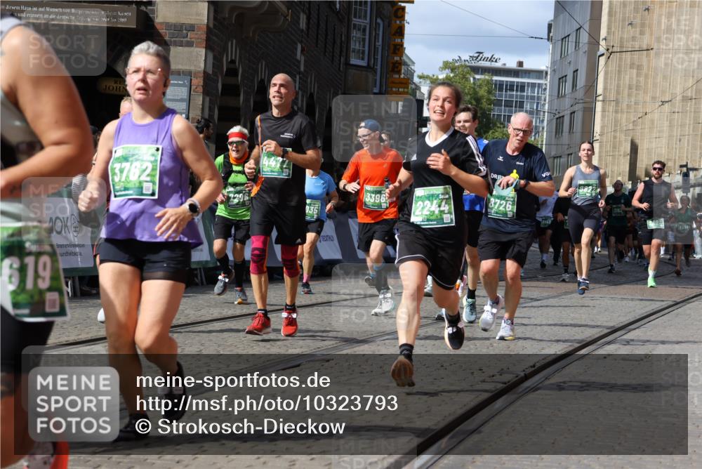 13.09.2026 - 21. swb-Marathon Bremen Strokosch-Dieckow http://msf.ph/oto/10323793 13.09.2026 13:31:15 Ziel 244, 1189, 1479, 1533, 1771, 1841, 1941, 2902, 2985, 3360, 3800, 4251, 4920, 5600, 5681, 5802, 5822, 5900, 6307, 7012, 7198, 7637, 7760, 7798, 8543, 8616, 9290, 9507, 9653, 9767, 9937, 9958, 9962, 9976, 13152, 13215, 922, 1627, 2602, 2707, 3152, 3343, 3392, 3396, 3579, 4258, 4477, 5375, 5504, 5720, 5765, 5979, 6147, 6968, 6971, 7001, 7296, 8035, 8239, 8339, 8342, 8726, 9147, 9155, 9822, 13066 meine-sportfotos.de