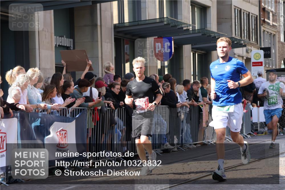 13.09.2026 - 21. swb-Marathon Bremen Strokosch-Dieckow http://msf.ph/oto/10323832 13.09.2026 13:19:09 Ziel 189, 666, 926, 1232, 1535, 1599, 2423, 2535, 3182, 3508, 4319, 4455, 4977, 4978, 5371, 6008, 6633, 7140, 7268, 7754, 7945, 8153, 8185, 9552, 9638, 9805, 13163, 189, 307, 666, 2007, 2390, 4819, 4857, 4916, 5172, 5277, 6137, 6310, 7154, 7602, 7647, 7686, 7791, 9512, 13184 meine-sportfotos.de