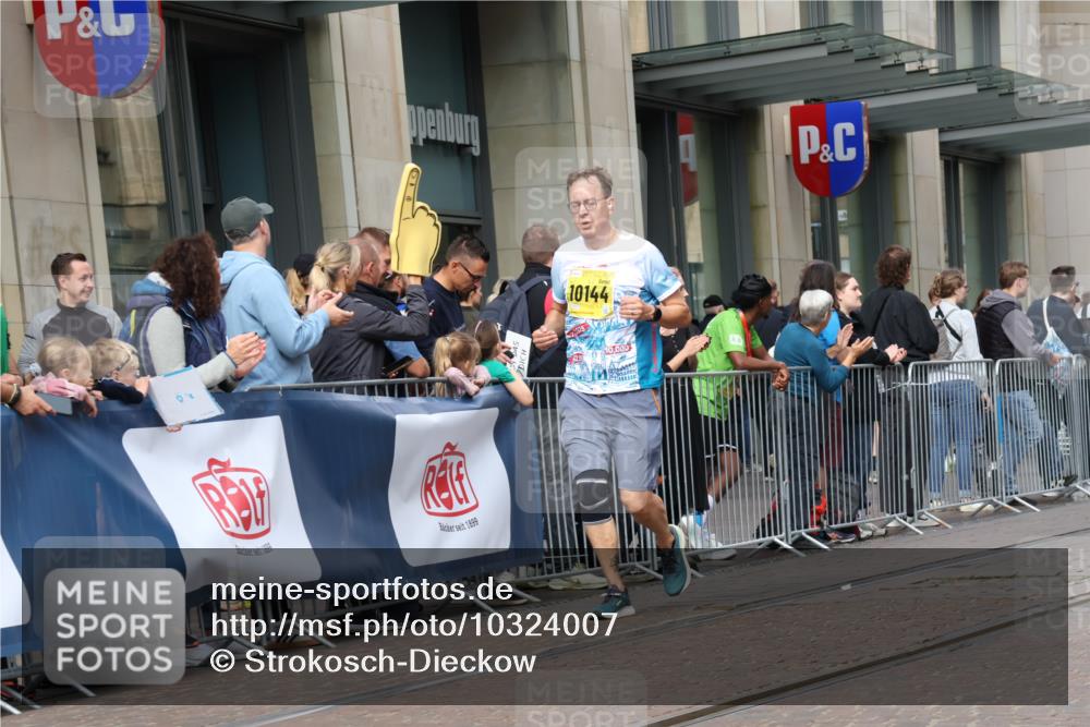 13.09.2026 - 21. swb-Marathon Bremen Strokosch-Dieckow http://msf.ph/oto/10324007 13.09.2026 11:00:07 Ziel 10144, 10272, 10275, 10369, 10677, 10801, 10810, 11016, 11045, 11126, 11129, 11180, 11547, 11623, 11708, 11769, 12018, 12105, 12106, 12190, 12291, 12352, 12394, 12530, 12531, 10175, 10236, 10691, 10758, 10867, 11054, 11056, 11071, 11089, 11158, 11159, 11160, 11250, 11259, 11427, 11445, 11453, 11524, 11525, 11528, 11587, 11588, 11589, 11637, 11803, 11879, 11904, 11907, 12123, 12238, 12239, 12242, 12243, 12274, 12352 meine-sportfotos.de