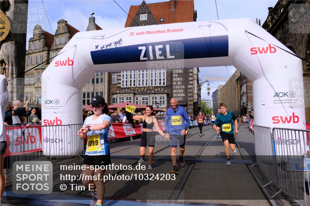 13.09.2026 - 21. swb-Marathon Bremen Tim E. http://msf.ph/oto/10324203 13.09.2026 11:00:06 Ziel 10175, 10236, 10355, 10669, 10691, 10867, 10928, 10929, 11054, 11056, 11089, 11194, 11419, 11427, 11501, 11637, 11803, 11879, 11904, 12138, 12238, 12239, 12242, 12243, 12388, 12480, 12527 meine-sportfotos.de