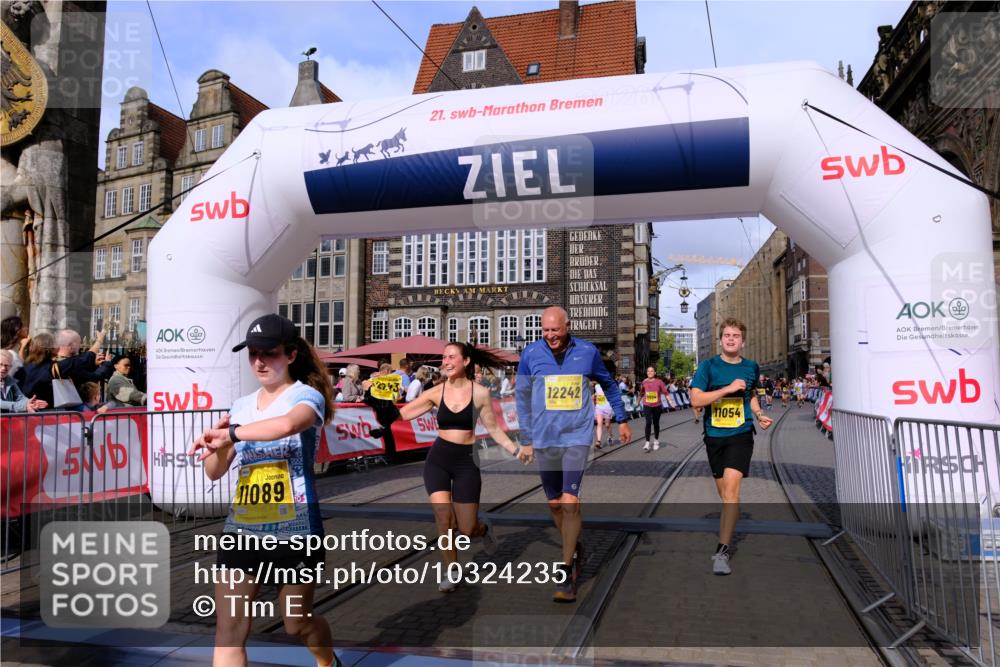 13.09.2026 - 21. swb-Marathon Bremen Tim E. http://msf.ph/oto/10324235 13.09.2026 11:00:06 Ziel 10175, 10236, 10355, 10669, 10691, 10867, 10928, 10929, 11054, 11056, 11089, 11194, 11419, 11427, 11501, 11637, 11803, 11879, 11904, 12138, 12238, 12239, 12242, 12243, 12388, 12480, 12527 meine-sportfotos.de