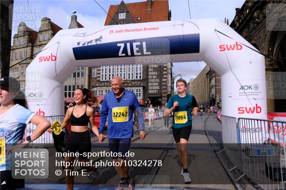 13.09.2026 - 21. swb-Marathon Bremen Tim E. http://msf.ph/oto/10324278 13.09.2026 11:00:07 Ziel 10175, 10236, 10355, 10669, 10691, 10867, 10928, 10929, 11054, 11056, 11089, 11194, 11419, 11427, 11501, 11637, 11803, 11879, 11904, 12138, 12238, 12239, 12242, 12243, 12388, 12480 meine-sportfotos.de