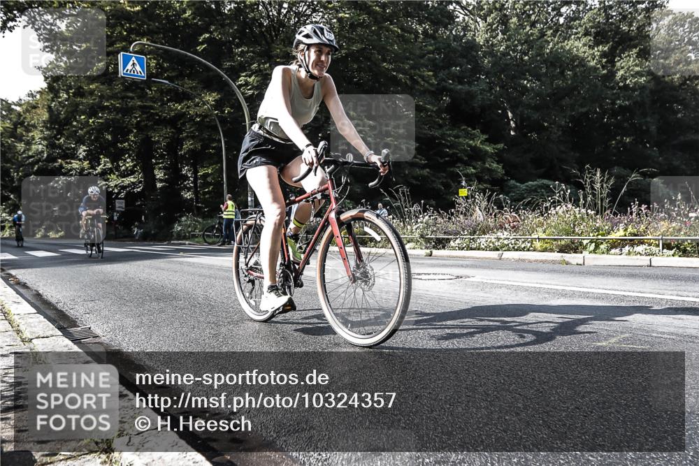 13.09.2026 - Stadtparktriathlon H.Heesch http://msf.ph/oto/10324357 13.09.2026 11:28:08 Radfahren 602, 668, 760 meine-sportfotos.de
