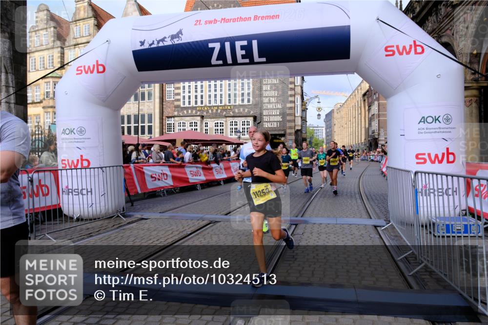 13.09.2026 - 21. swb-Marathon Bremen Tim E. http://msf.ph/oto/10324513 13.09.2026 11:00:17 Ziel 10175, 10236, 10691, 10758, 10867, 11054, 11071, 11158, 11159, 11160, 11250, 11259, 11427, 11445, 11453, 11524, 11525, 11528, 11587, 11588, 11589, 11637, 11879, 11904, 11907, 12123, 12238, 12239, 12242, 12243, 12274, 12388 meine-sportfotos.de