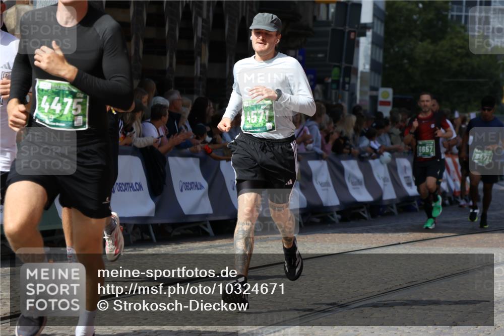 13.09.2026 - 21. swb-Marathon Bremen Strokosch-Dieckow http://msf.ph/oto/10324671 13.09.2026 13:10:55 Ziel 640, 1181, 1277, 1498, 1554, 2347, 2605, 4727, 5066, 5152, 5620, 5648, 6267, 7881, 335, 697, 2021, 2759, 3448, 3484, 3647, 4429, 4571, 5079, 6471, 6657, 8183, 9410, 9622 meine-sportfotos.de