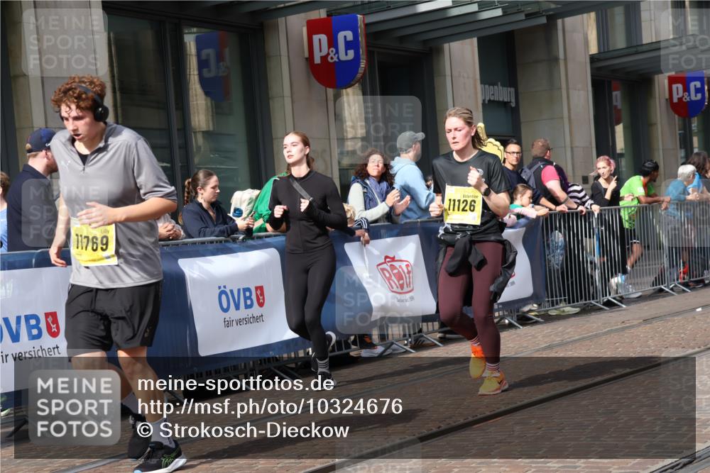 13.09.2026 - 21. swb-Marathon Bremen Strokosch-Dieckow http://msf.ph/oto/10324676 13.09.2026 11:00:23 Ziel 10263, 10272, 10275, 10306, 10367, 10368, 10369, 10857, 11055, 11126, 11162, 11180, 11247, 11343, 11475, 11556, 11687, 11708, 11769, 11797, 11804, 11819, 11838, 11959, 12006, 12018, 12397, 12430, 10144, 10677, 10758, 10801, 10810, 11016, 11045, 11126, 11129, 11158, 11159, 11160, 11259, 11453, 11524, 11525, 11528, 11547, 11587, 11588, 11589, 11623, 11907, 12105, 12106, 12123, 12190, 12274, 12291, 12352, 12394, 12530, 12531 meine-sportfotos.de