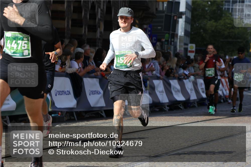 13.09.2026 - 21. swb-Marathon Bremen Strokosch-Dieckow http://msf.ph/oto/10324679 13.09.2026 13:10:55 Ziel 640, 1181, 1277, 1498, 1554, 2347, 2605, 4727, 5066, 5152, 5620, 5648, 6267, 7881, 335, 697, 2021, 2759, 3448, 3484, 3647, 4429, 4571, 5079, 6471, 6657, 8183, 9410, 9622 meine-sportfotos.de