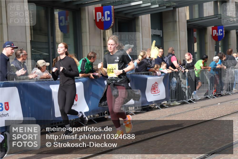 13.09.2026 - 21. swb-Marathon Bremen Strokosch-Dieckow http://msf.ph/oto/10324688 13.09.2026 11:00:24 Ziel 10263, 10272, 10275, 10306, 10367, 10368, 10369, 10857, 11055, 11162, 11180, 11247, 11343, 11475, 11556, 11687, 11708, 11769, 11797, 11804, 11819, 11838, 11959, 12006, 12018, 12397, 12430, 10144, 10677, 10758, 10801, 10810, 11016, 11045, 11126, 11129, 11524, 11525, 11547, 11587, 11588, 11589, 11623, 11907, 12105, 12106, 12123, 12190, 12274, 12291, 12352, 12394, 12530, 12531 meine-sportfotos.de