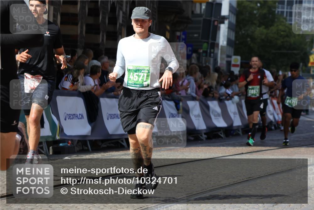 13.09.2026 - 21. swb-Marathon Bremen Strokosch-Dieckow http://msf.ph/oto/10324701 13.09.2026 13:10:55 Ziel 640, 1181, 1277, 1498, 1554, 2347, 2605, 4727, 5066, 5152, 5620, 5648, 6267, 7881, 335, 697, 2021, 2759, 3448, 3484, 3647, 4429, 4571, 5079, 6471, 6657, 8183, 9410, 9622 meine-sportfotos.de
