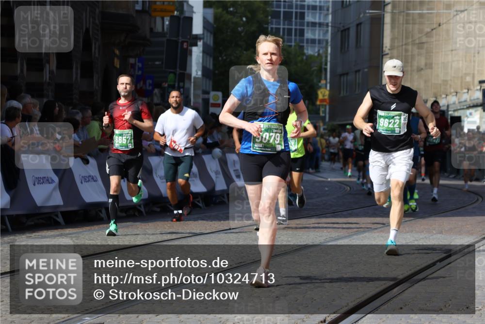 13.09.2026 - 21. swb-Marathon Bremen Strokosch-Dieckow http://msf.ph/oto/10324713 13.09.2026 13:10:57 Ziel 640, 1181, 1498, 1554, 2347, 2605, 4727, 5066, 5152, 5620, 5648, 6267, 7881, 13248, 335, 697, 2021, 3440, 3448, 3484, 3647, 4429, 5079, 6471, 6657, 8183, 9410, 9622, 9762 meine-sportfotos.de