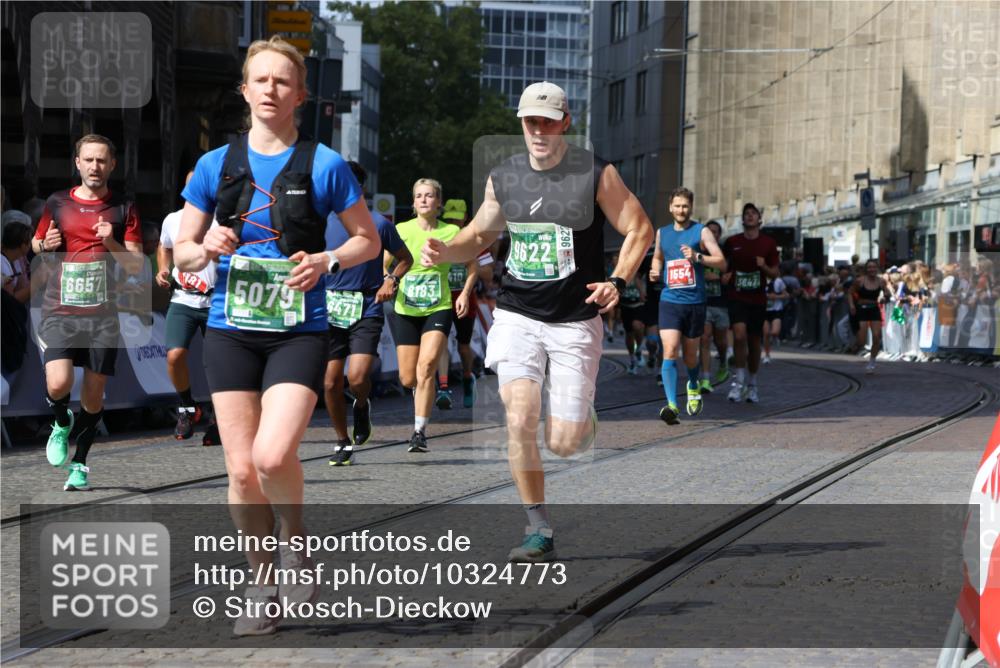 13.09.2026 - 21. swb-Marathon Bremen Strokosch-Dieckow http://msf.ph/oto/10324773 13.09.2026 13:10:58 Ziel 640, 1181, 1385, 1498, 1554, 2347, 2605, 4727, 5066, 5152, 5155, 5387, 5620, 5648, 6267, 7881, 9659, 13248, 335, 697, 3440, 3448, 3484, 3647, 4429, 5079, 6471, 6657, 8183, 8474, 9410, 9762 meine-sportfotos.de