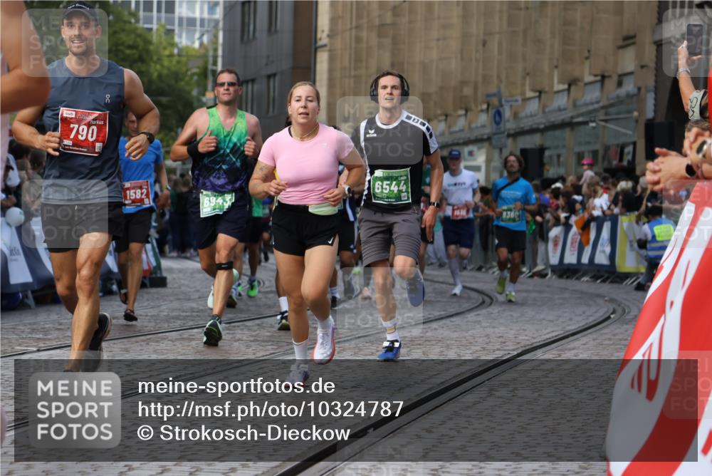 13.09.2026 - 21. swb-Marathon Bremen Strokosch-Dieckow http://msf.ph/oto/10324787 13.09.2026 13:24:55 Ziel 282, 789, 790, 1516, 1582, 2280, 3375, 3524, 3994, 4277, 5328, 5572, 5668, 5669, 5953, 6080, 6626, 7568, 8310, 8636, 8784, 8881, 9264, 9541, 9573, 9676, 10069, 10071, 10097, 1080, 1166, 1264, 1436, 1448, 2322, 3105, 4091, 4113, 4507, 4918, 6079, 6544, 6943, 7409, 8245, 9073, 9152, 9360, 9493, 13088 meine-sportfotos.de