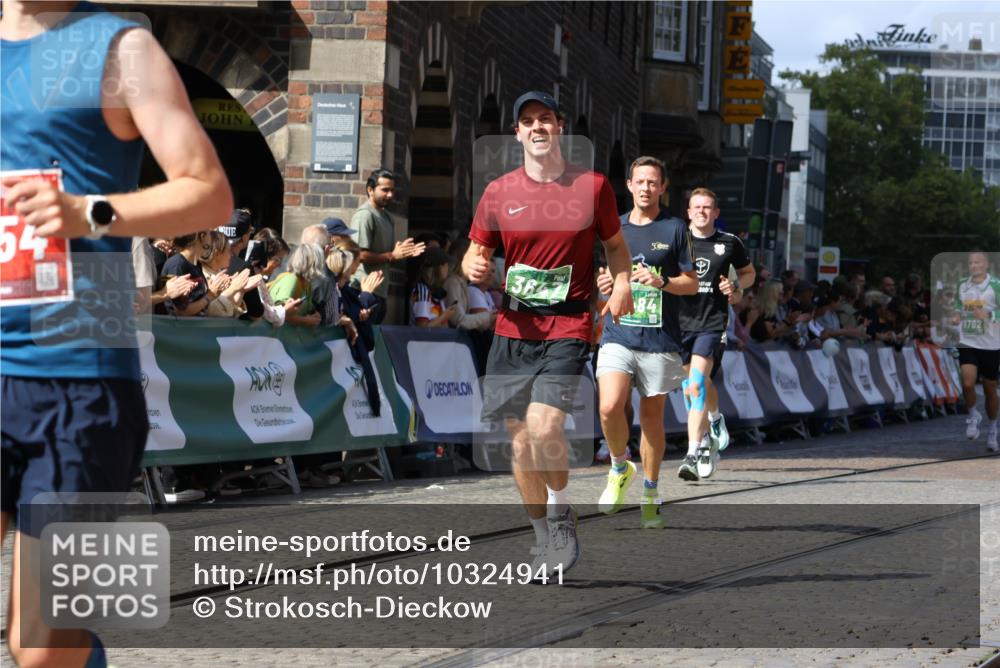 13.09.2026 - 21. swb-Marathon Bremen Strokosch-Dieckow http://msf.ph/oto/10324941 13.09.2026 13:11:05 Ziel 384, 1181, 1385, 1498, 1554, 2347, 4023, 4727, 5066, 5152, 5155, 5168, 5314, 5387, 5648, 7115, 7136, 9659, 13248, 1349, 2087, 3440, 3448, 3484, 3647, 4429, 6274, 8474, 9618, 9762 meine-sportfotos.de