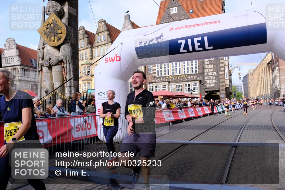13.09.2026 - 21. swb-Marathon Bremen Tim E. http://msf.ph/oto/10325233 13.09.2026 11:00:41 Ziel 10144, 10369, 10677, 10801, 10810, 11016, 11045, 11126, 11129, 11547, 11623, 11769, 12018, 12105, 12106, 12190, 12291, 12394, 12530, 12531 meine-sportfotos.de