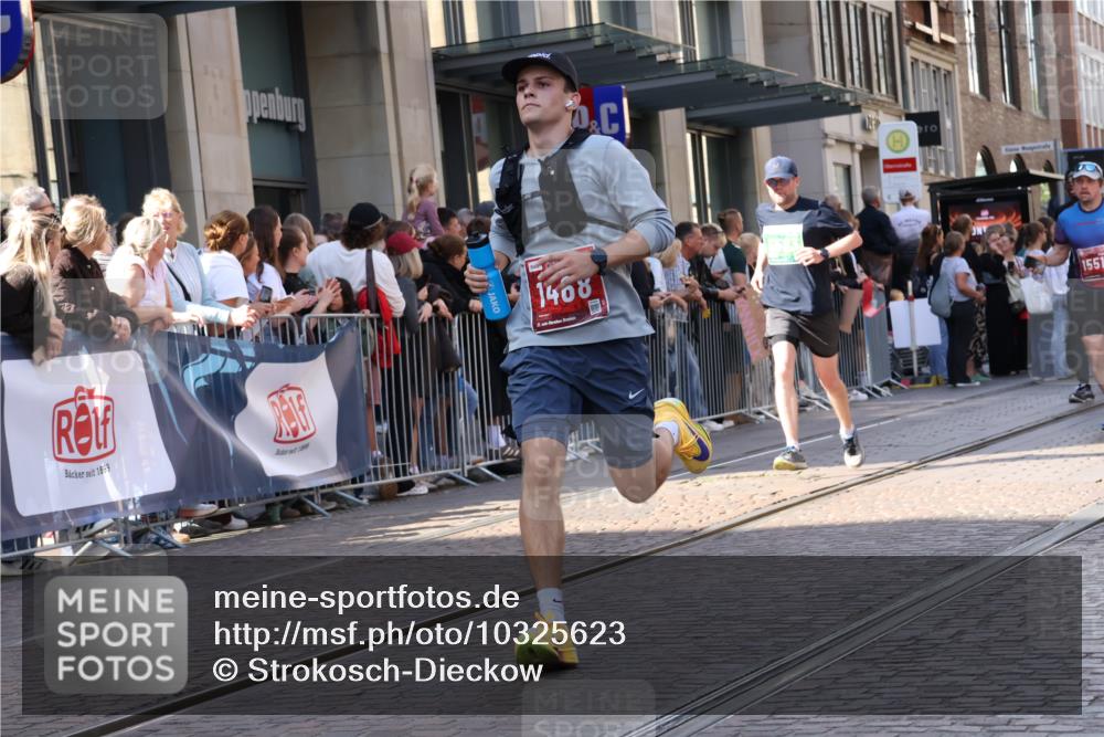 13.09.2026 - 21. swb-Marathon Bremen Strokosch-Dieckow http://msf.ph/oto/10325623 13.09.2026 13:19:57 Ziel 201, 205, 232, 334, 655, 1058, 1197, 1390, 1537, 1646, 1750, 1931, 2122, 2343, 2577, 2807, 2885, 2903, 2953, 3685, 3690, 4287, 4351, 5137, 5340, 5389, 5450, 5583, 6663, 6901, 7018, 7341, 7531, 7664, 8178, 9047, 9518, 9756, 13222, 161, 411, 431, 461, 495, 511, 1010, 1053, 1252, 1281, 1468, 1535, 1551, 1642, 1972, 2870, 2906, 3240, 3319, 3411, 3966, 4101, 4479, 4480, 5813, 5837, 7037, 7404, 7488, 7655, 8185, 8263, 9082, 9359, 9984, 13192 meine-sportfotos.de