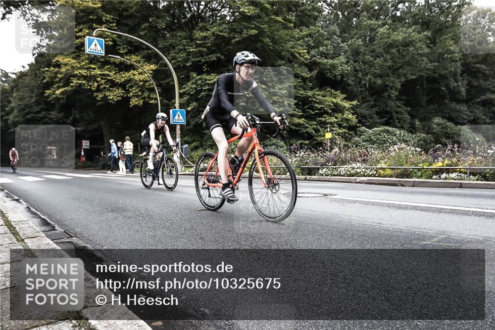 13.09.2026 - Stadtparktriathlon H.Heesch http://msf.ph/oto/10325675 13.09.2026 11:36:35 Radfahren 647, 706, 823, 886, 937 meine-sportfotos.de