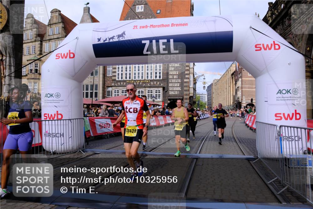 13.09.2026 - 21. swb-Marathon Bremen Tim E. http://msf.ph/oto/10325956 13.09.2026 11:01:12 Ziel 10093, 10367, 10368, 10428, 10639, 10753, 10857, 11055, 11247, 11343, 11359, 11475, 11540, 11728, 11797, 11804, 11819, 11959, 12006, 12085, 12116, 12397, 12428 meine-sportfotos.de