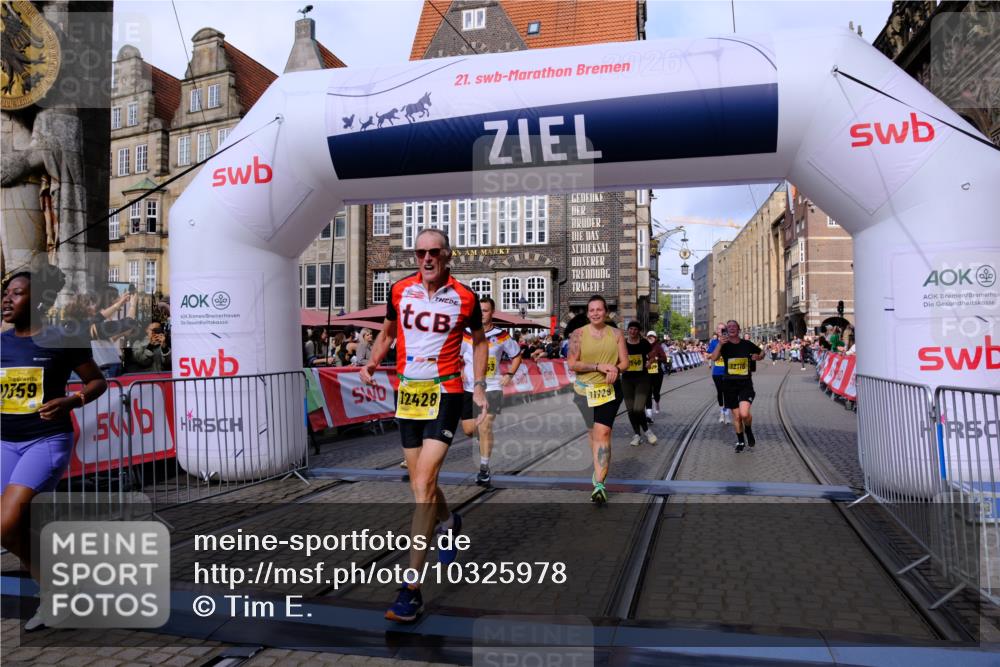 13.09.2026 - 21. swb-Marathon Bremen Tim E. http://msf.ph/oto/10325978 13.09.2026 11:01:13 Ziel 10093, 10367, 10368, 10428, 10639, 10753, 10857, 11055, 11247, 11359, 11540, 11728, 11797, 11804, 11819, 11850, 11959, 12006, 12085, 12116, 12397, 12428 meine-sportfotos.de