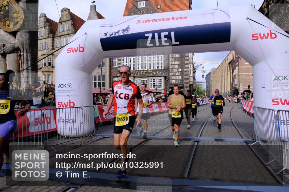 13.09.2026 - 21. swb-Marathon Bremen Tim E. http://msf.ph/oto/10325991 13.09.2026 11:01:13 Ziel 10093, 10367, 10368, 10428, 10639, 10753, 10857, 11055, 11247, 11359, 11540, 11728, 11797, 11804, 11819, 11850, 11959, 12006, 12085, 12116, 12397, 12428 meine-sportfotos.de