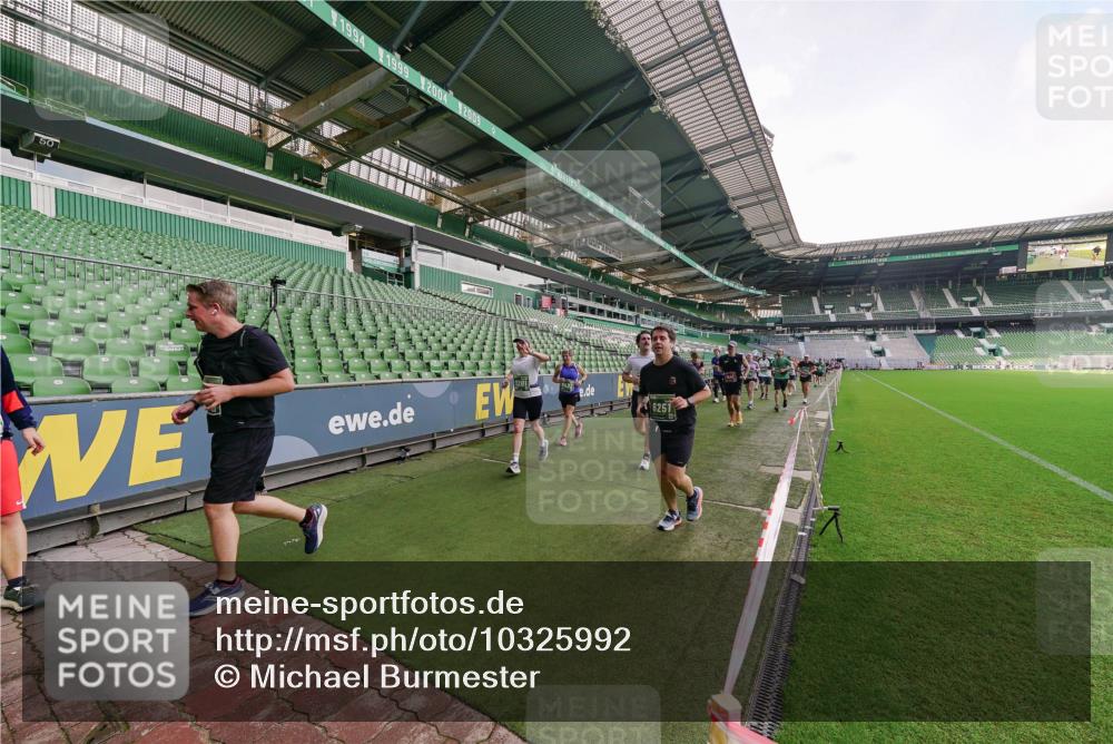 13.09.2026 - 21. swb-Marathon Bremen Michael Burmester http://msf.ph/oto/10325992 13.09.2026 13:29:52 Laufen im Stadion 171, 220, 297, 405, 422, 476, 685, 729, 754, 767, 986, 1079, 1217, 1242, 1270, 1298, 1325, 1384, 1615, 1633, 1634, 1741, 1777, 1810, 1811, 1886, 1983, 2238, 2242, 2249, 2263, 2326, 2365, 2436, 2449, 2472, 2546, 2593, 2615, 2738, 2740, 2743, 2830, 2862, 2868, 2869, 2871, 2918, 2924, 2991, 2994, 3020, 3053, 3129, 3154, 3227, 3238, 3274, 3286, 3321, 3361, 3563, 3594, 3595, 3605, 3678, 3694, 3755, 3758, 3798, 3853, 3876, 3898, 3929, 3953, 3965, 3971, 3987, 4011, 4056 meine-sportfotos.de