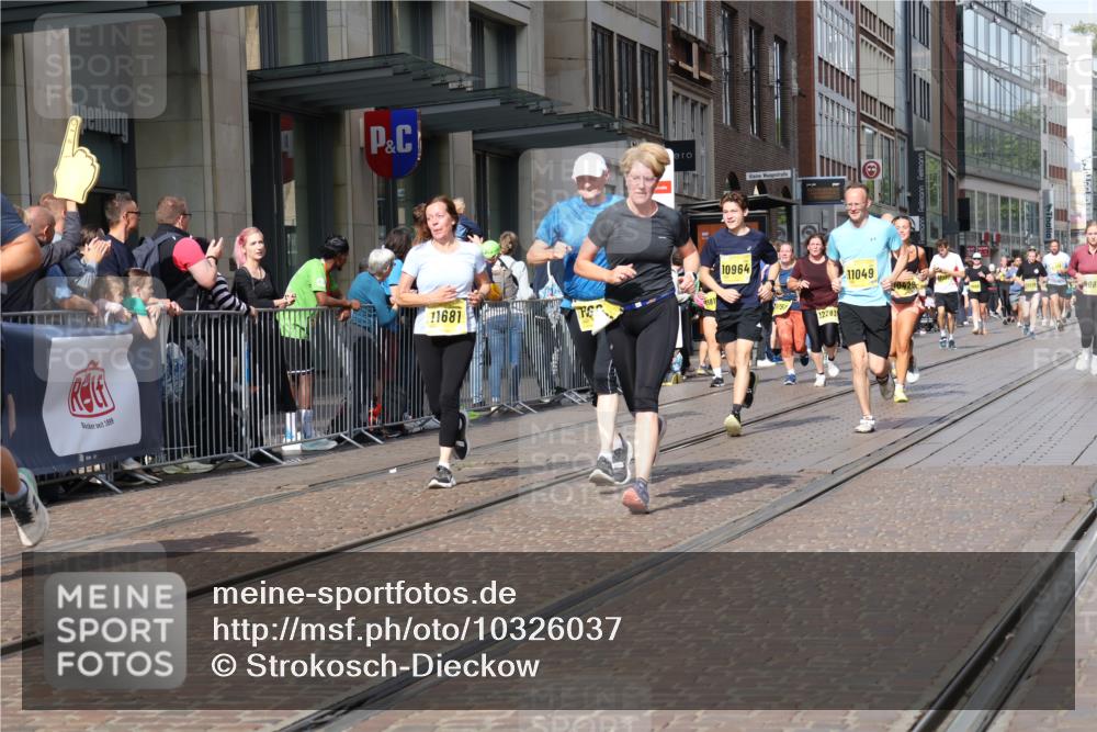 13.09.2026 - 21. swb-Marathon Bremen Strokosch-Dieckow http://msf.ph/oto/10326037 13.09.2026 11:00:57 Ziel 10639, 10647, 10648, 10678, 10892, 10964, 10965, 11049, 11116, 11260, 11306, 11428, 11459, 11681, 11682, 11751, 11796, 11813, 11816, 11850, 11969, 11970, 12062, 12085, 12241, 12245, 12283, 12390, 12391, 10093, 10263, 10306, 10367, 10368, 10428, 10753, 10857, 11055, 11162, 11180, 11247, 11343, 11359, 11475, 11540, 11556, 11687, 11708, 11728, 11797, 11804, 11819, 11838, 11959, 12006, 12085, 12116, 12397, 12428, 12430 meine-sportfotos.de